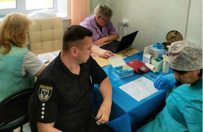 Фотографія під час здачі крові в Менській громаді